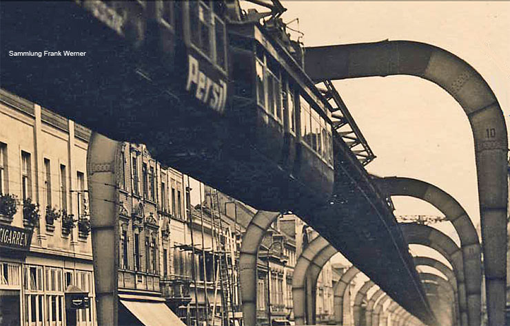 Die Schwebebahn über der Kaiserstraße in in Vohwinkel auf einer Postkarte von 1942 - Ausschnitt (Sammlung Frank Werner)