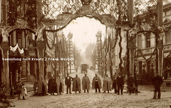Schmuck am Kaiserplatz zum Kaiserbesuch in Vohwinkel im Oktober 1900 (Sammlung Gert Kraatz / Frank Werner)