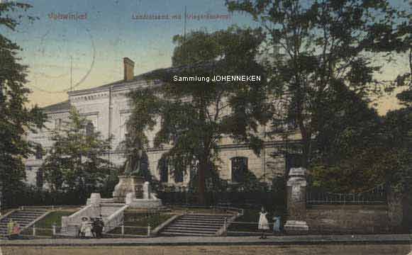 Landratsamt mit Kriegerdenkmal 1914 (Sammlung Udo Johenneken)