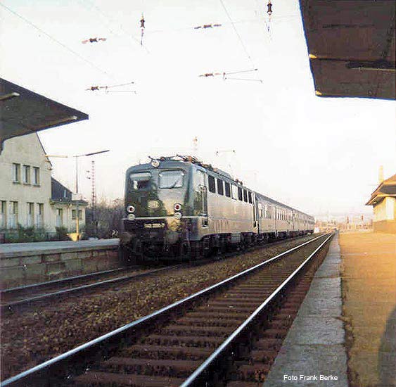 Ein Personenzug mit der grünen Lok 140 200-7 im Mai 1988 auf Gleis 2 im Bahnhof Wuppertal-Vohwinkel (Foto Frank Berke)