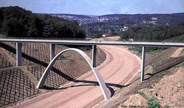 Bau der B 326 später A 46 am Sonnenberg 1969 (Foto Sammlung Dieter Kraß)