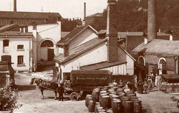 Seiten-Ansicht der alten Fabrik- und Lager-Gebäude (Foto-Ausschnitt aus der Festschrift: 100 Jahre Lackwerke Wülfing GmbH + Co 1883 - 1983)