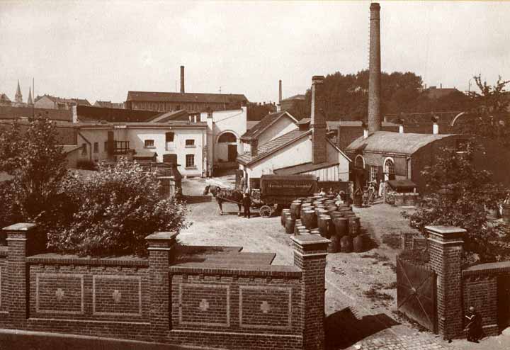 Seiten-Ansicht der alten Fabrik- und Lager-Gebäude (Foto aus der Festschrift: 100 Jahre Lackwerke Wülfing GmbH + Co 1883 - 1983)