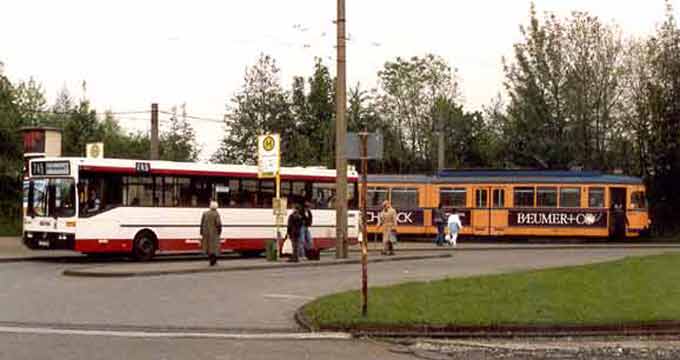 Bus und Straßenbahn an der Schleife Wieden (Foto Dieter Kraß)